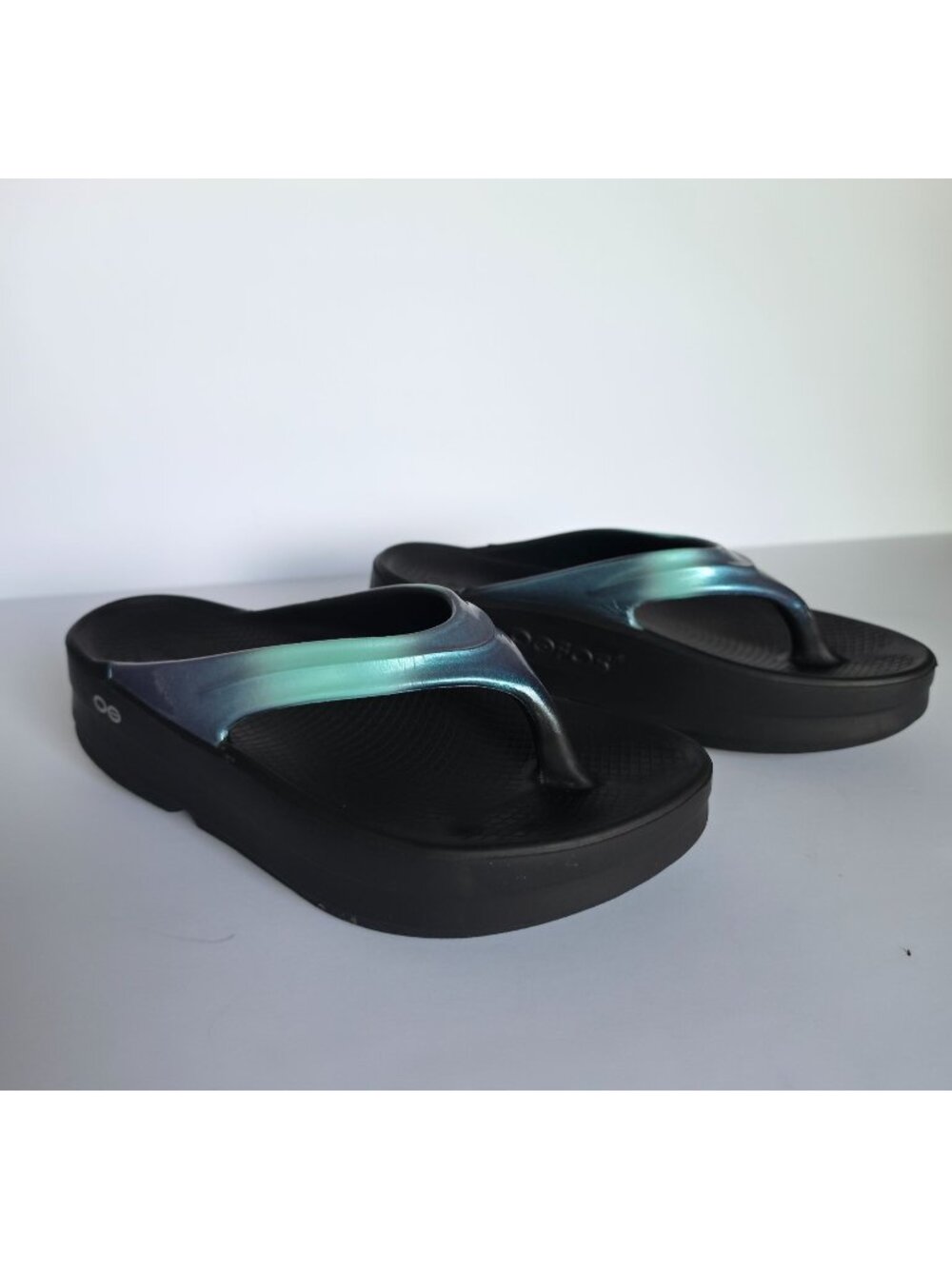 OOFOS OOlala Luxe Iridescent Blue Black Recovery Flip Flops Comfort Slides. Sz 9